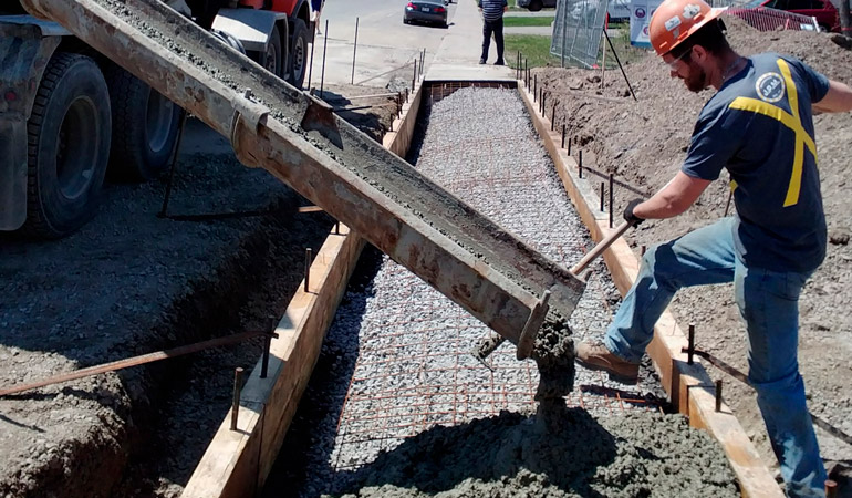 Installation de trottoirs, bordures et dalles en béton